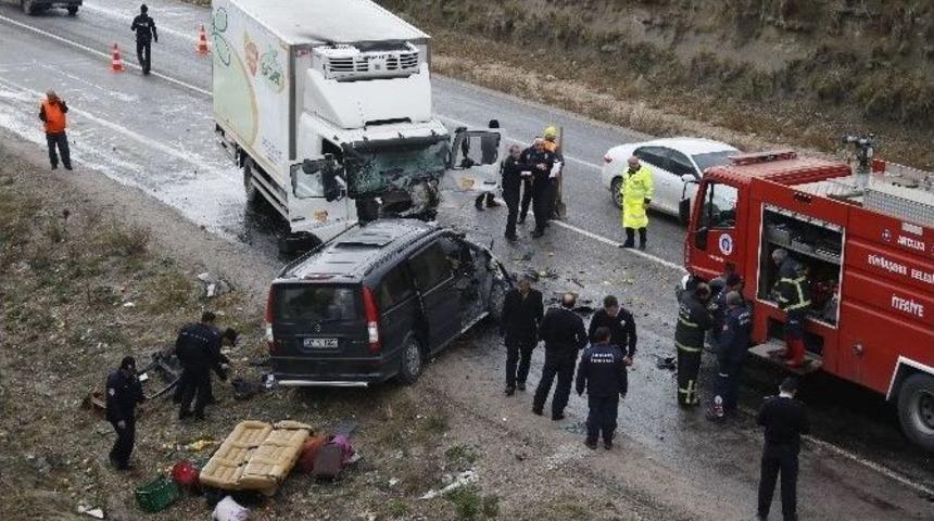 Antalya&rsquo;da Trafik Kazası: 3 &Ouml;l&uuml;, 2 Yaralı