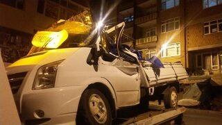 Seyir Halindeki Kamyonetin Üzerine Kaya Düştü: 2 Yaralı