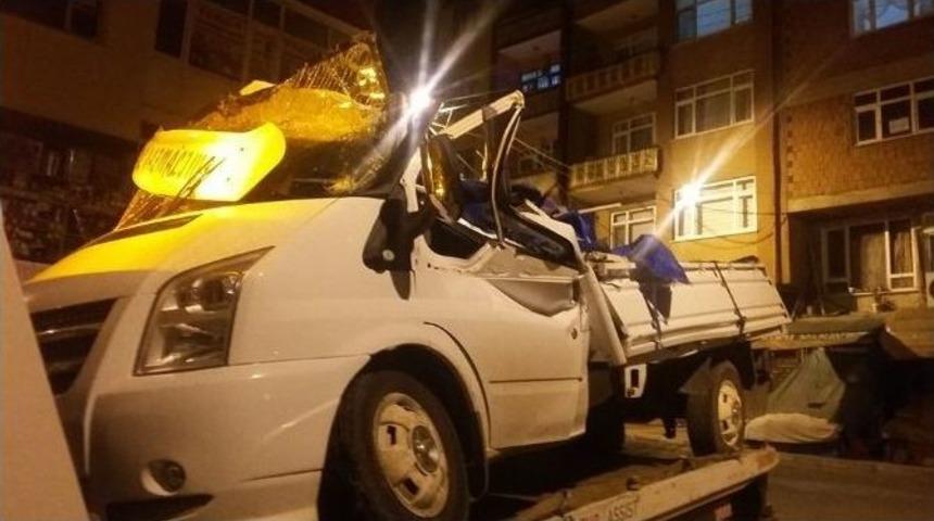 Seyir Halindeki Kamyonetin Üzerine Kaya Düştü: 2 Yaralı