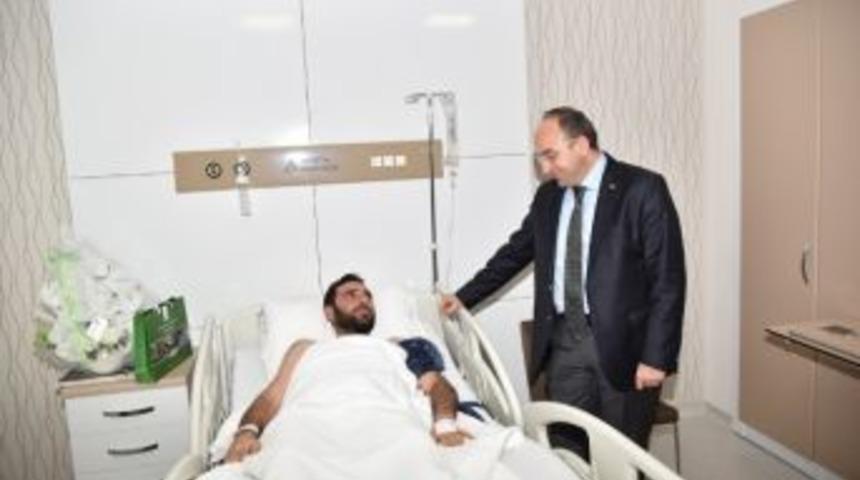 Başkan &Uuml;z&uuml;lmez K&ouml;t&uuml; G&uuml;nde De Personelinin Yanında