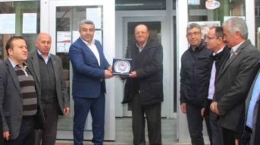 Başkan &Ccedil;alışkan&rsquo;dan 32 Yıllık K&ouml;y Muhtarına Plaket