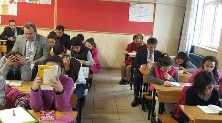 Kaymakam Okul Okul Gezip &Ouml;ğrencilerle Kitap Okuyor