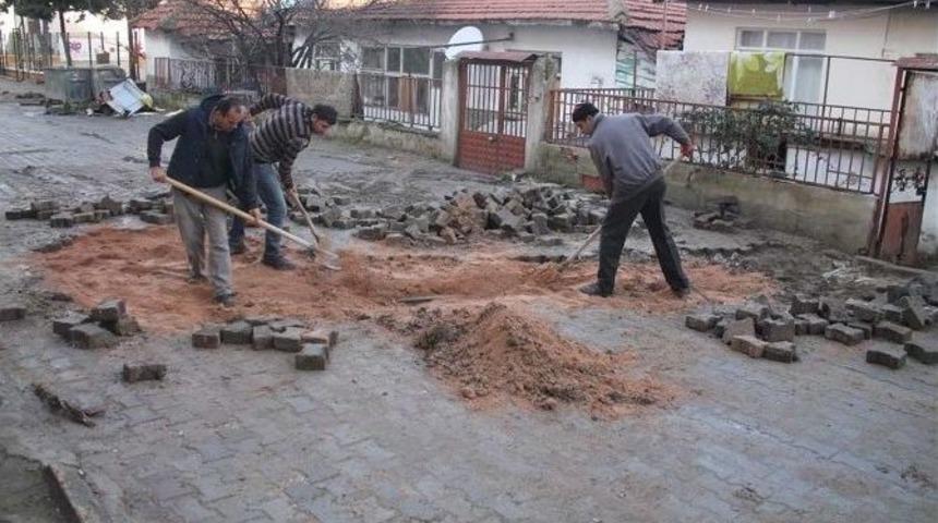 Bozulan Ve Deforme Olan Parke Taşları Onarılıyor