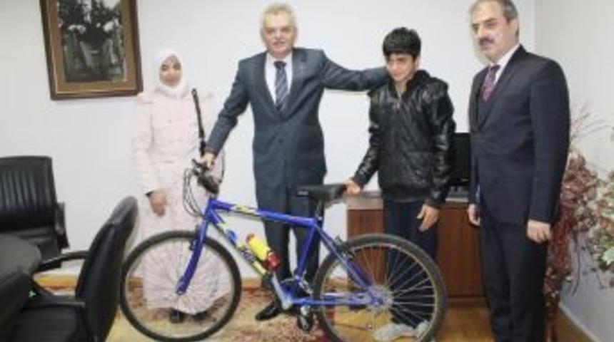 Cumhurbaşkanı Erdoğan&rsquo;ın Yolunu Kesip Bisiklet İsteyen Arif, Bisikletine Kavuştu