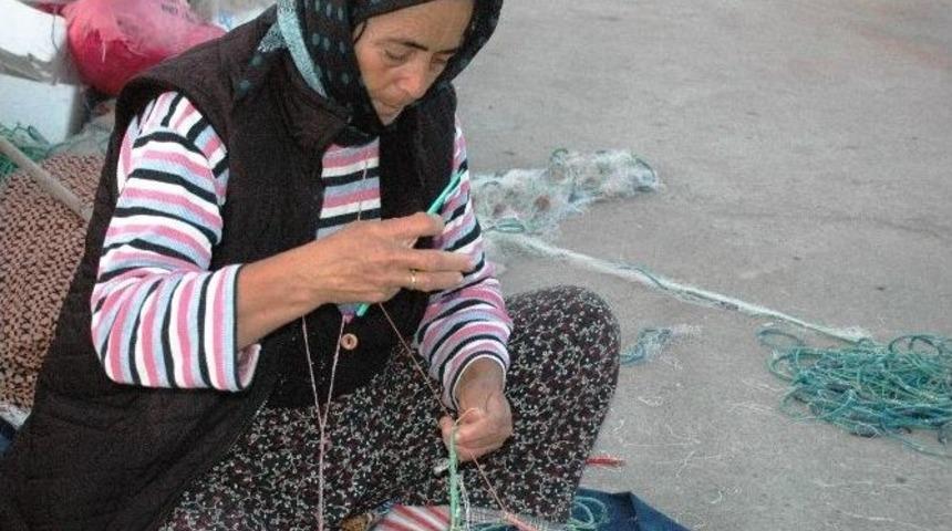 Hatice Teyze Otuz Yıldır Balık Ağlarını &Ouml;r&uuml;yor