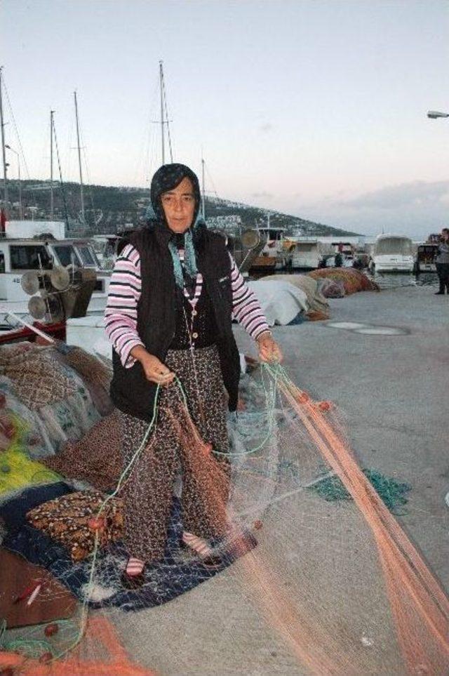 Hatice Teyze Otuz Yıldır Balık Ağlarını Örüyor