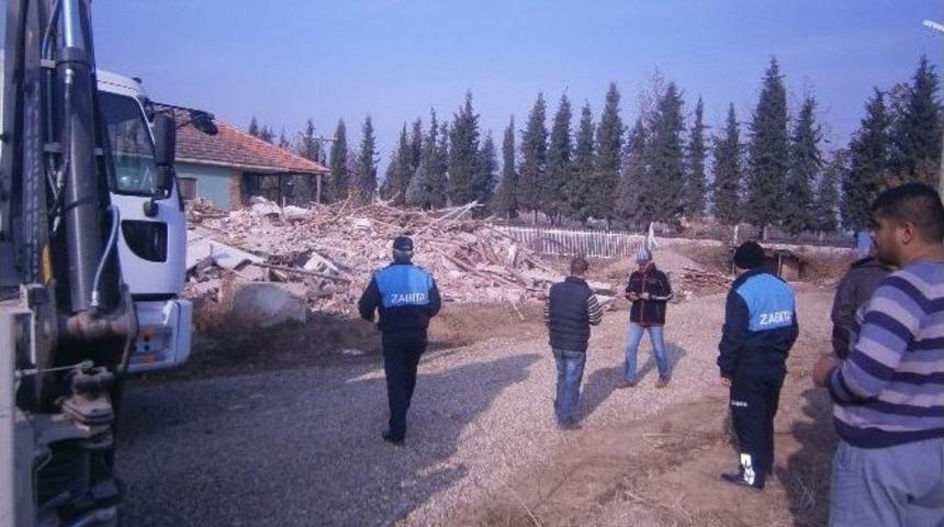 Alaşehir&rsquo;de Hazine Arazisine Yapılan Ka&ccedil;ak Bina Yıktırıldı
