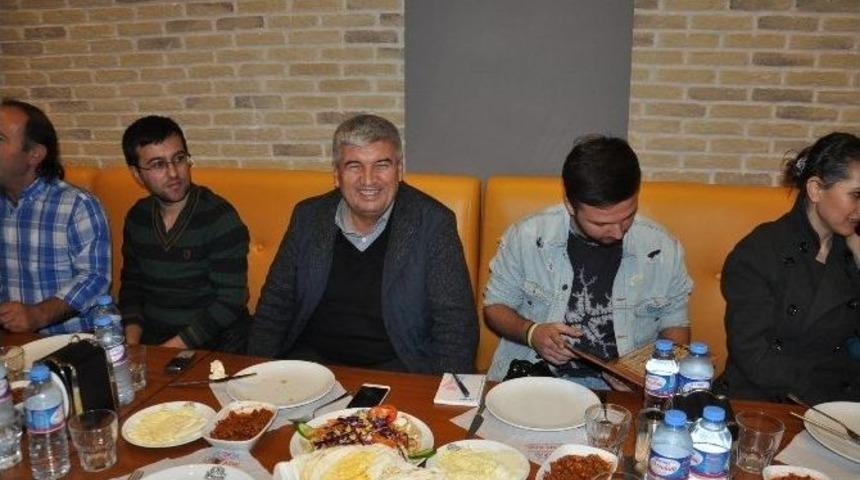 Başkan Mandalı&rsquo;dan Gazetecilere Yemek Jesti