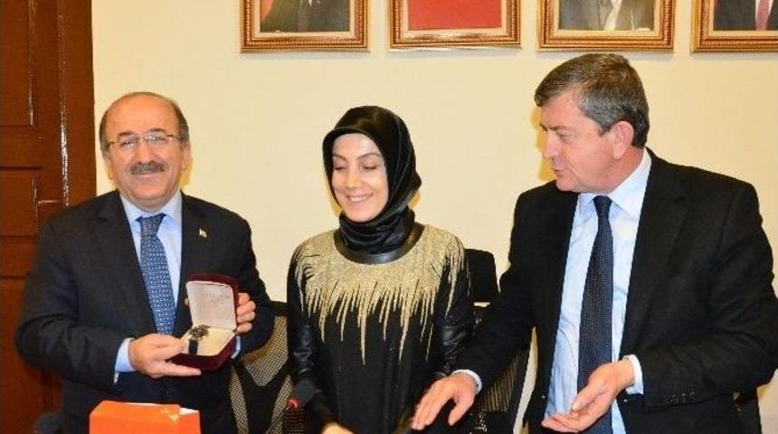 Başkan G&uuml;mr&uuml;k&ccedil;&uuml;oğlu, Ak Parti İl Kadın Kolları Toplantısına Katıldı