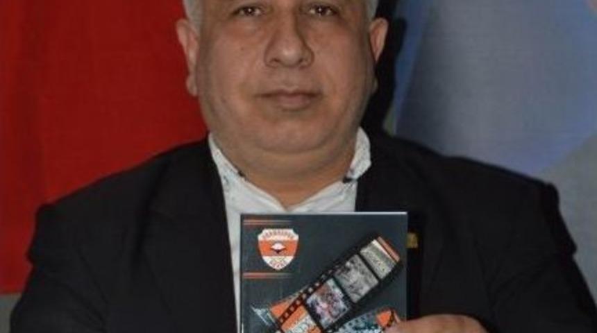 T&uuml;rk, Kitabını Tanıttı