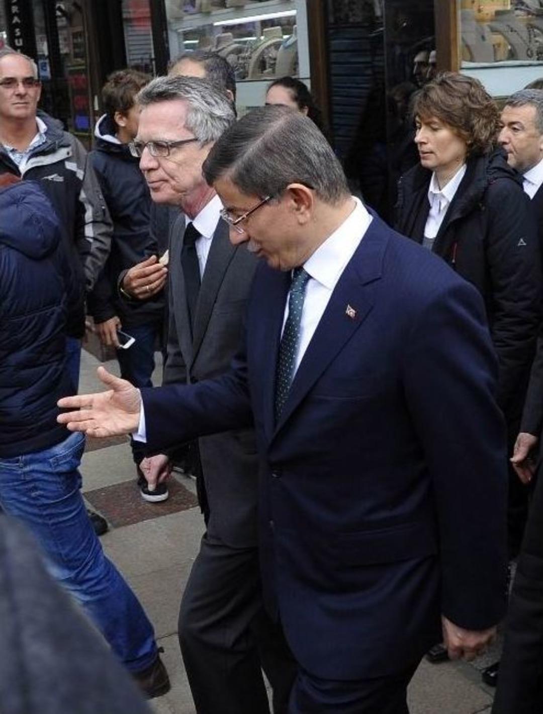 Başbakan Davutoğlu, Patlamanın Yaşandığı Yere Karanfil Bıraktı