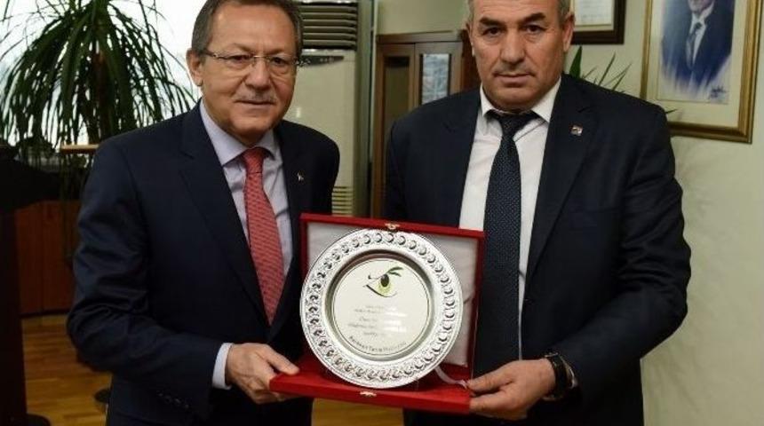 Başkan Uğur&rsquo;a Plaket