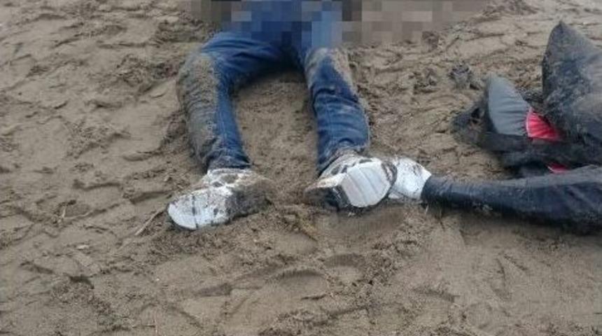 İzmir&rsquo;de Biri &Ccedil;ocuk İki Kişinin Cesedi Karaya Vurdu