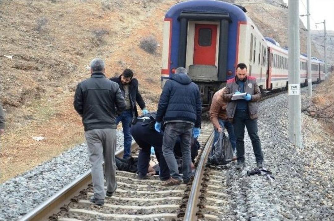 Trenin Altında Kalan Adam &Ouml;ld&uuml;