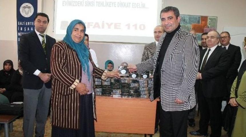 Gaz Sızmalarının &Ouml;n&uuml;ne Ge&ccedil;ebilmek İ&ccedil;in Bin Aileye Gaz Dedekt&ouml;r&uuml; Dağıtılıyor