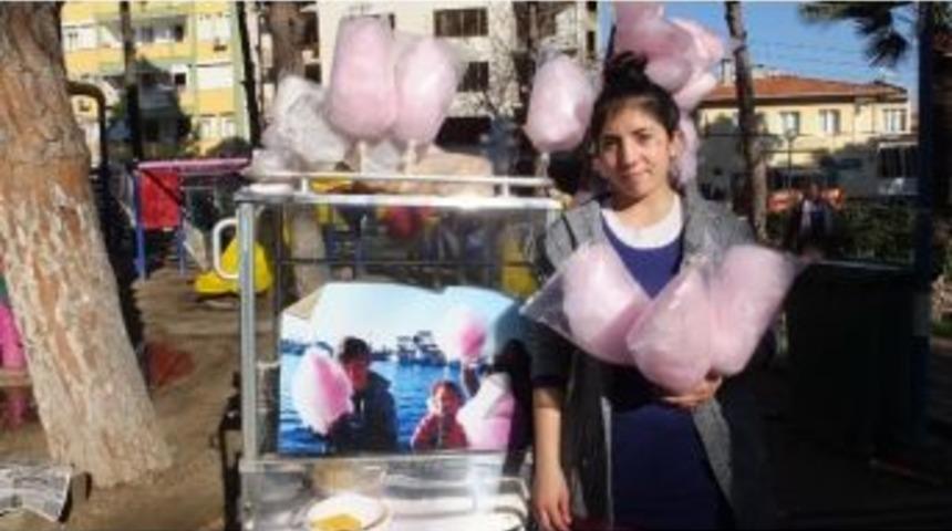 Burhaniye&rsquo;de &Ccedil;ocukların Pamuk Şekerci Ablası