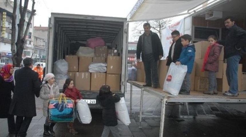 Minik Y&uuml;reklerden Bayırbucak&rsquo;a 52 Kolilik Yardım