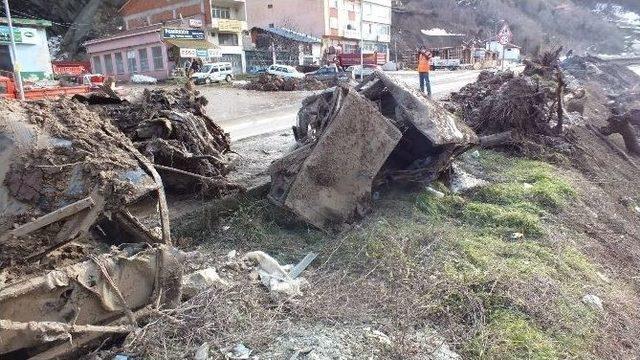 Heyelan Nedeniyle 25 İşyeri Ve 5 Konuta Tahliye Kararı