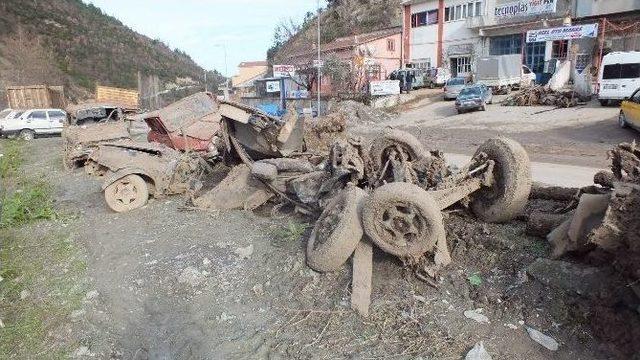 Heyelan Nedeniyle 25 İşyeri Ve 5 Konuta Tahliye Kararı