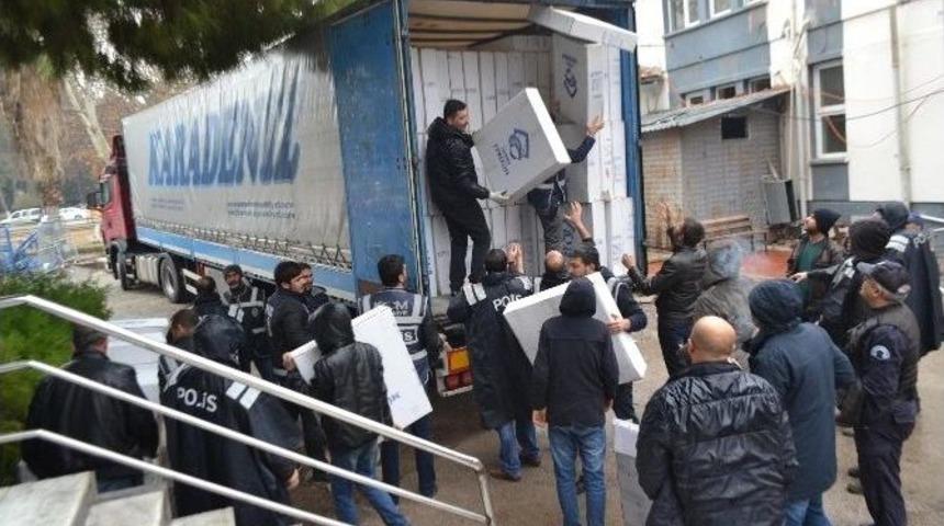 Bebek Y&uuml;r&uuml;te&ccedil;lerinin Arasında Ka&ccedil;ak Sigara &Ccedil;ıktı