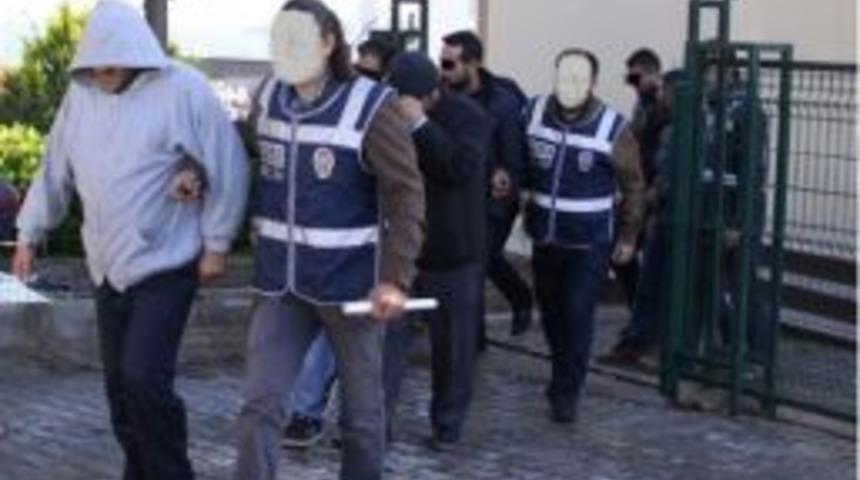 İzmir’de İnsan Kaçakçılarına Tutuklama