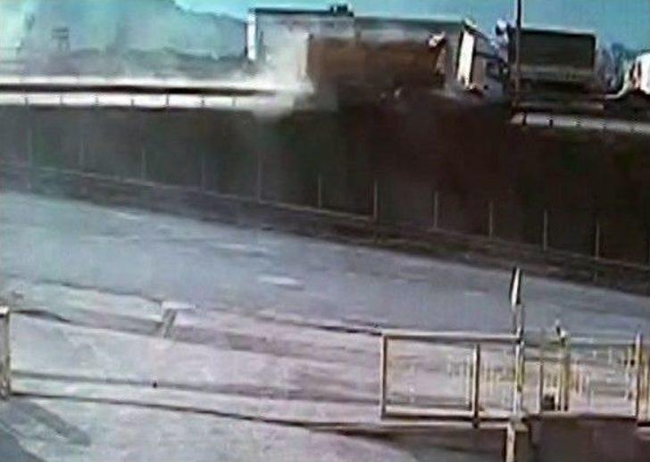 Hafriyat Kamyonu Şarampole Böyle Uçtu G5