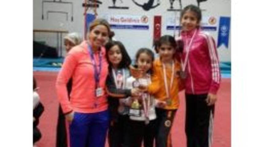 İbrahim Y&uuml;cel İlk&ouml;ğretim Okulu &Ouml;ğrencilerin Artistik Jimnastik Başarısı