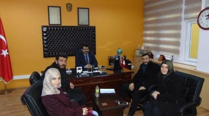 Om&uuml;&rsquo;den "k&uuml;t&uuml;phanesiz K&ouml;y Okulu Kalmasın" Projesi