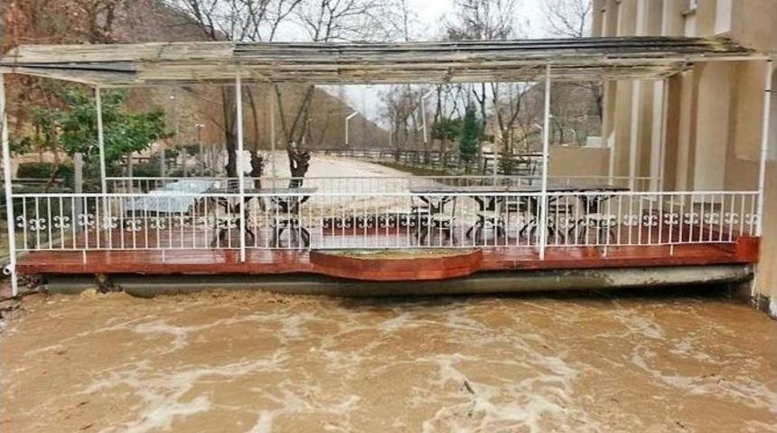 Demirci Ve K&ouml;pr&uuml;başı&rsquo;nda Aşırı Yağışla &Ccedil;ay Taştı