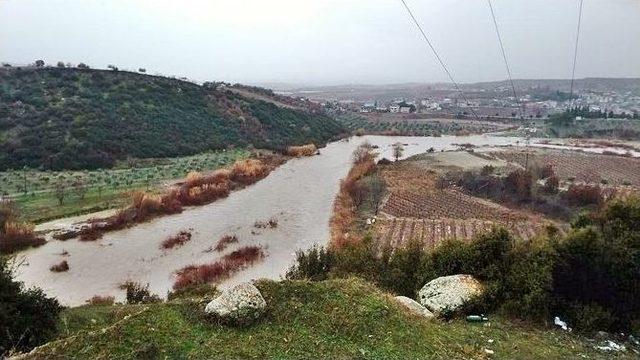 Demirci Ve Köprübaşı’nda Aşırı Yağışla Çay Taştı