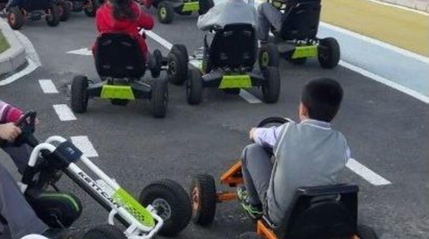 Trafik Kurallarını, Bizzat Direksiyona Ge&ccedil;erek &Ouml;ğrendiler