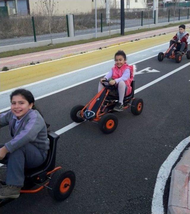 Trafik Kurallarını, Bizzat Direksiyona Geçerek Öğrendiler