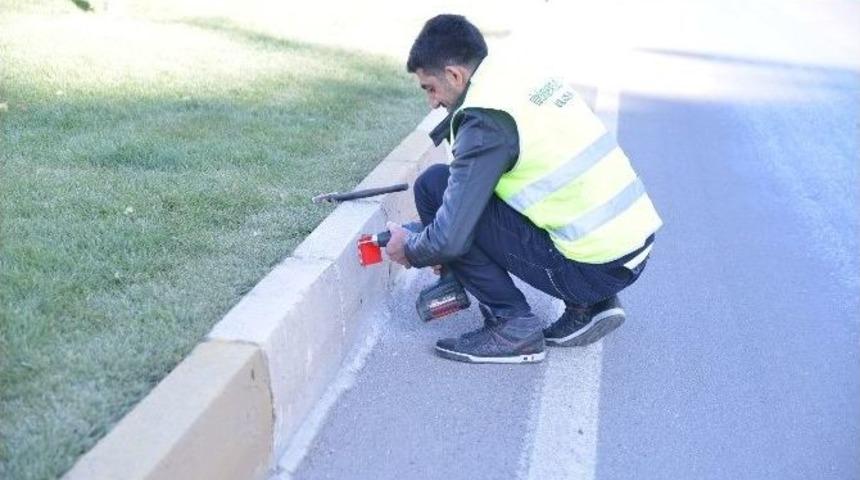 S&uuml;r&uuml;c&uuml;lere T&uuml;rk&ccedil;e Ve K&uuml;rt&ccedil;e Uyarı Levhaları