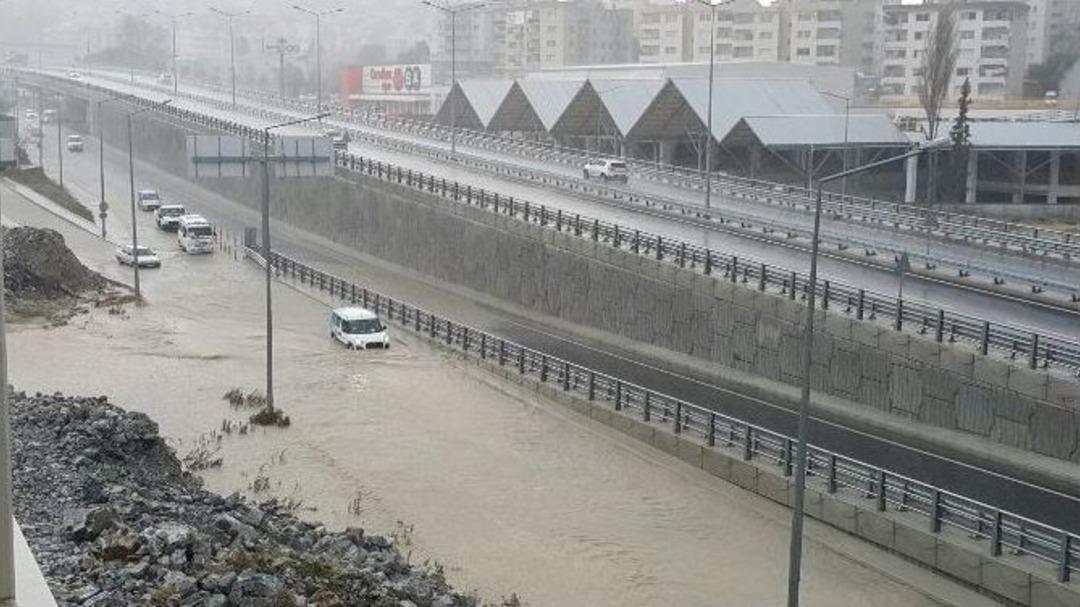 10 Dakika S&uuml;ren Yağmur Kuşadası&rsquo;nda G&uuml;nl&uuml;k Yaşamı Fel&ccedil; Etti