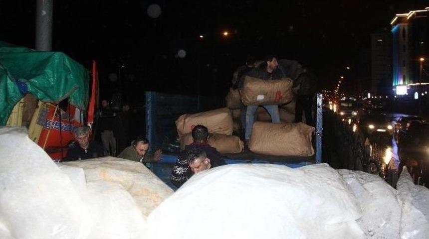 &Ccedil;ay Y&uuml;kl&uuml; Kamyon Direğe &Ccedil;arptı