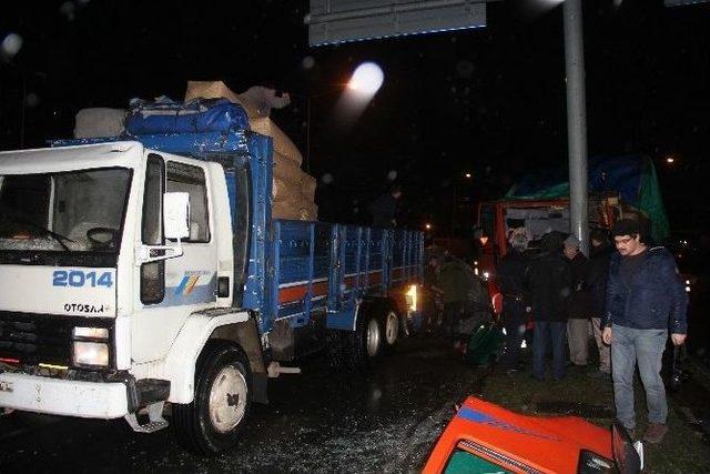 &Ccedil;ay Y&uuml;kl&uuml; Kamyon Direğe &Ccedil;arptı 1