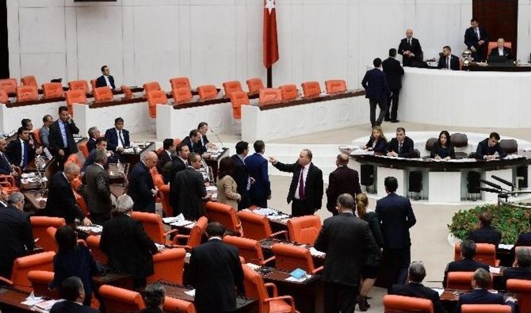 Milletvekilleri &Ouml;nce Kavga Etti, Sonra &Ouml;z&uuml;r Diledi