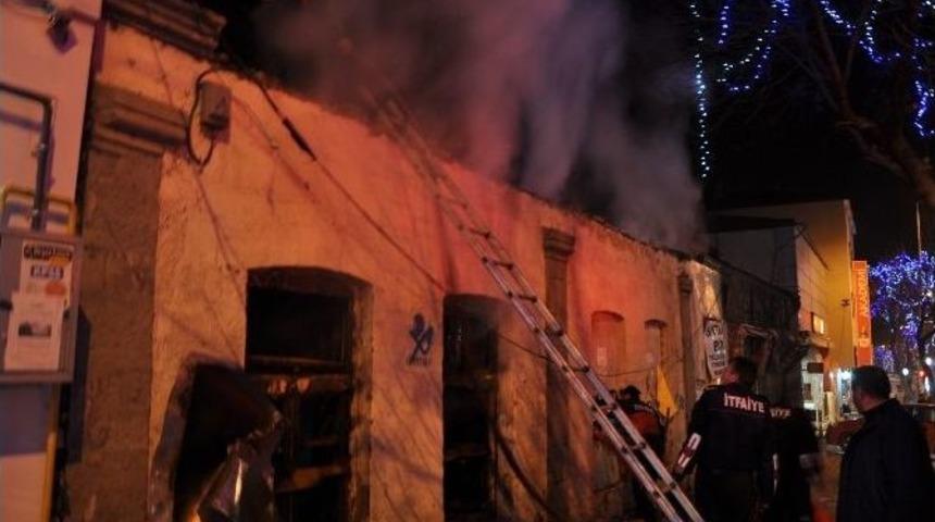 Kars’ta Metruk Bina Ateşe Verildi