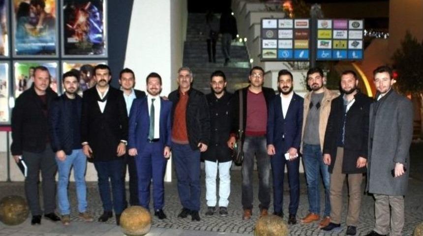 Ak Gen&ccedil;ler, &Ccedil;ocuk Evi Sakinlerini Sinemaya G&ouml;t&uuml;rd&uuml;