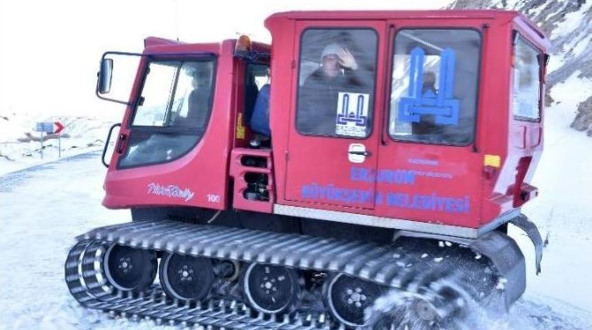 Kar Ve Tipi Nedeniyle Yolu Kapalı Olan K&ouml;ye, İzne Gelen Asker Kar &Uuml;st&uuml; Aracıyla G&ouml;t&uuml;r&uuml;ld&uuml;