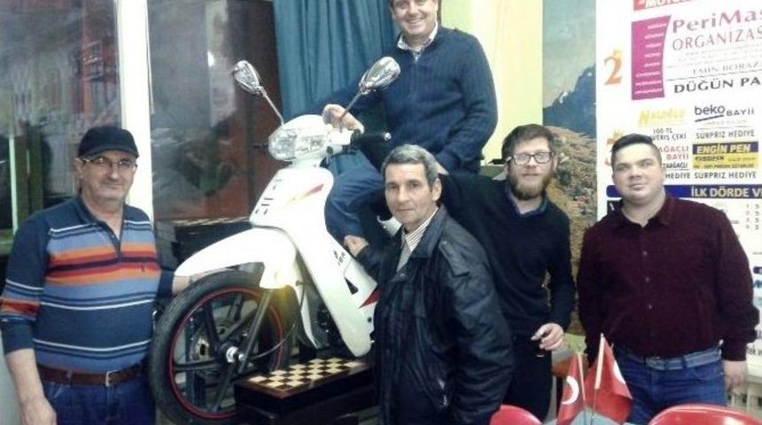 Tavla Turnuvası Şampiyonuna Motosiklet Jesti