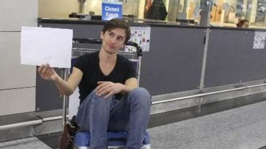 (&ouml;zel Haber) U&ccedil;ağı Ka&ccedil;ıran Ukraynalı Turist Havalimanında Yardım Bekliyor