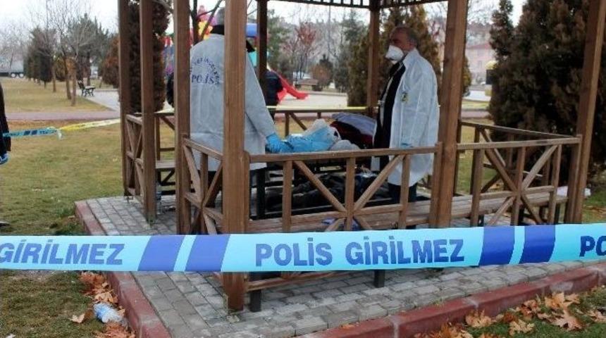 Yaşlı Adam Kameriyede Ölü Bulundu