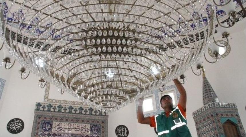 Alanya Belediyesi Cami Ve Mescitleri Temizlemeye Devam Ediyor