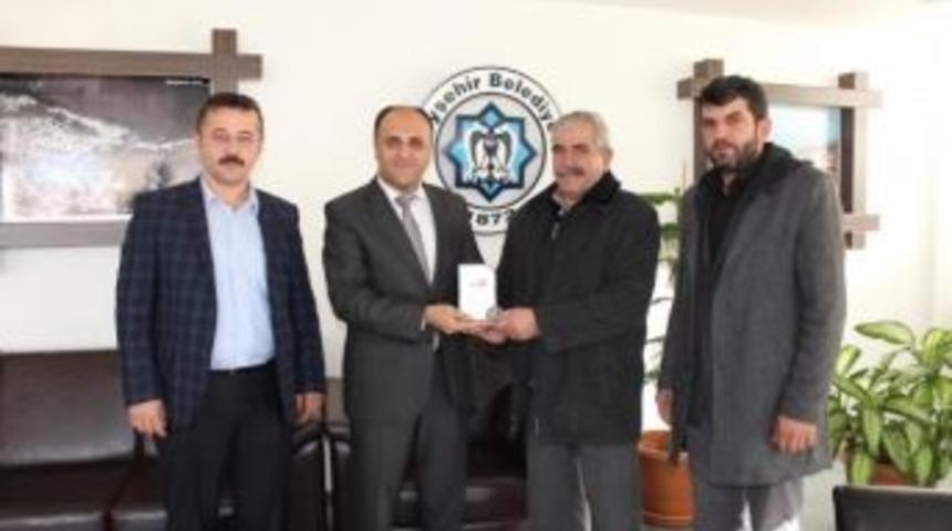 Başkan &Ouml;zaltun&rsquo;a Teşekk&uuml;r Plaketi