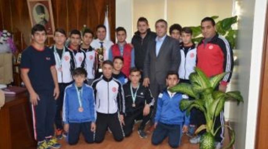 Ataşbak, Başarılı Aba G&uuml;reş&ccedil;ilerini Kutladı