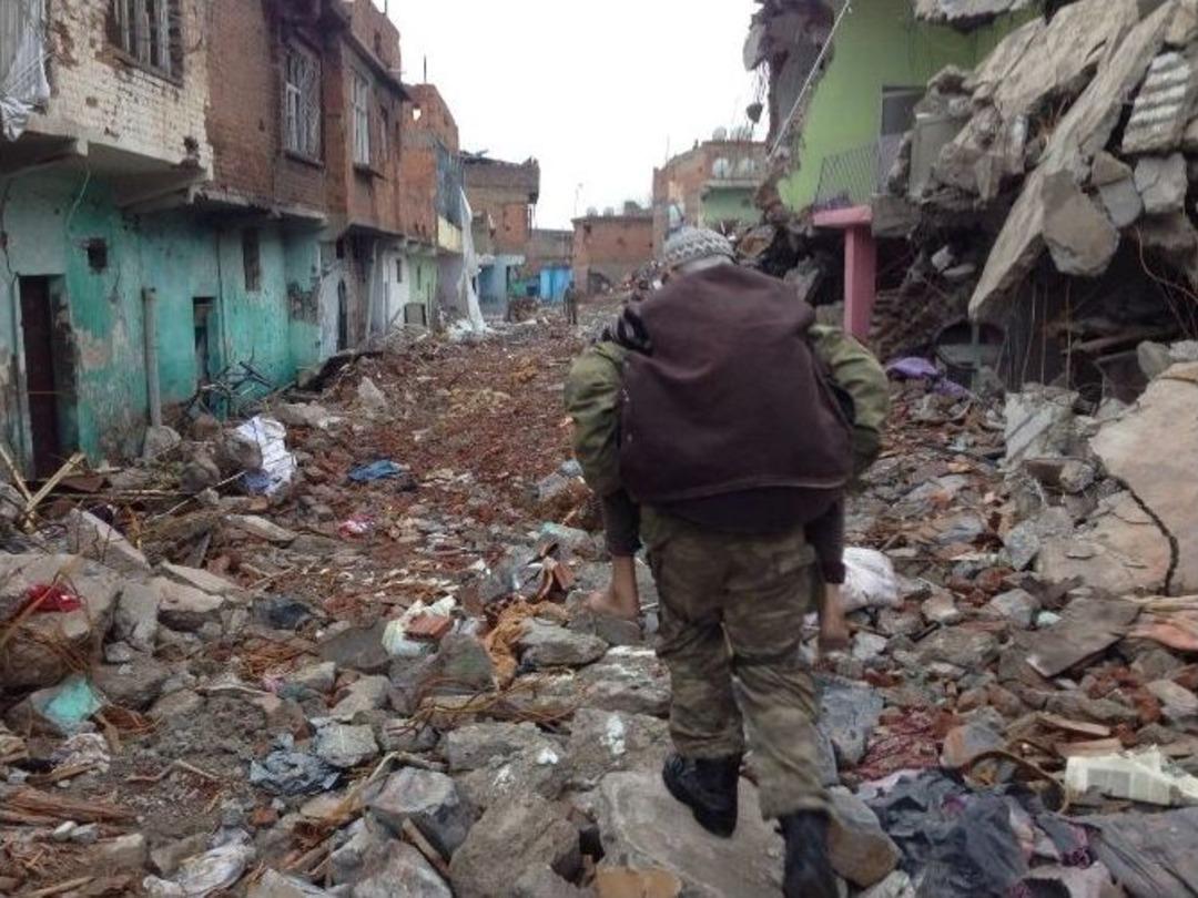 Asker Sur&rsquo;da Vatandaşları Sırtında Taşıyarak Tahliye Ediyor