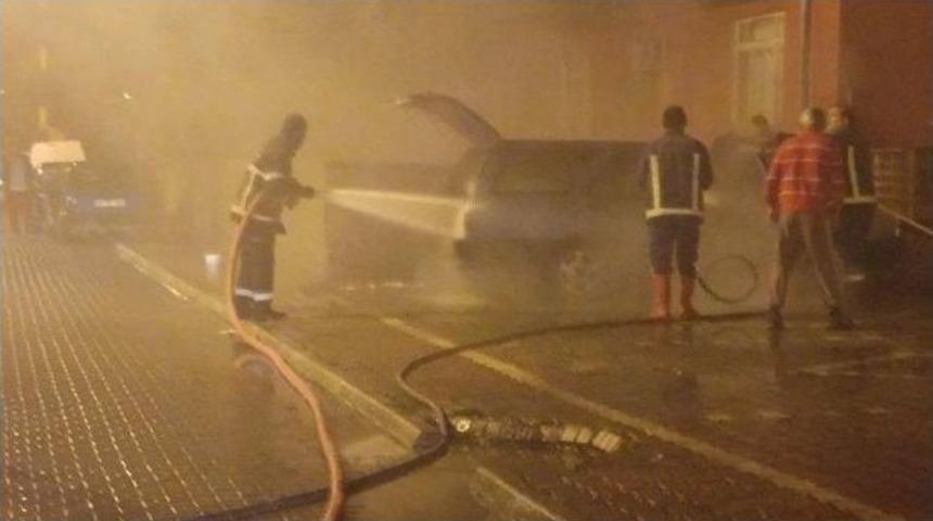 Yanan Otomobilde Maddi Hasar Oluştu