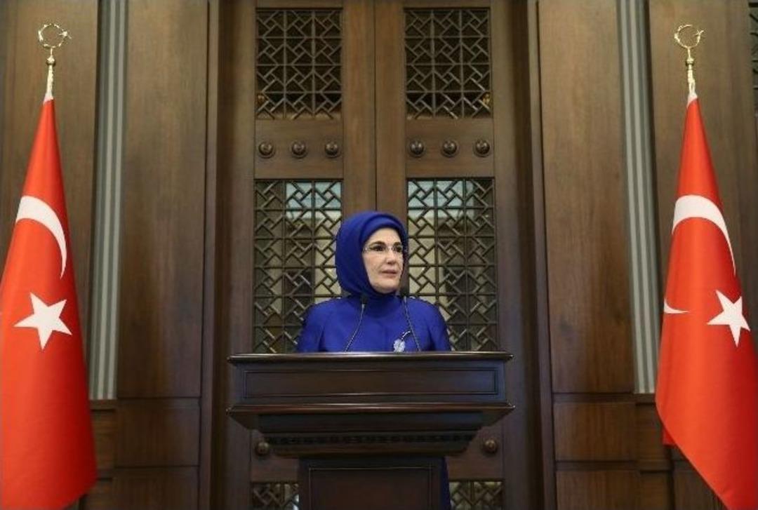 Emine Erdoğan, Kadın B&uuml;y&uuml;kel&ccedil;iler Ve B&uuml;y&uuml;kel&ccedil;i Eşlerini Cumhurbaşkanlığı K&uuml;lliyesi&rsquo;nde Ağırladı