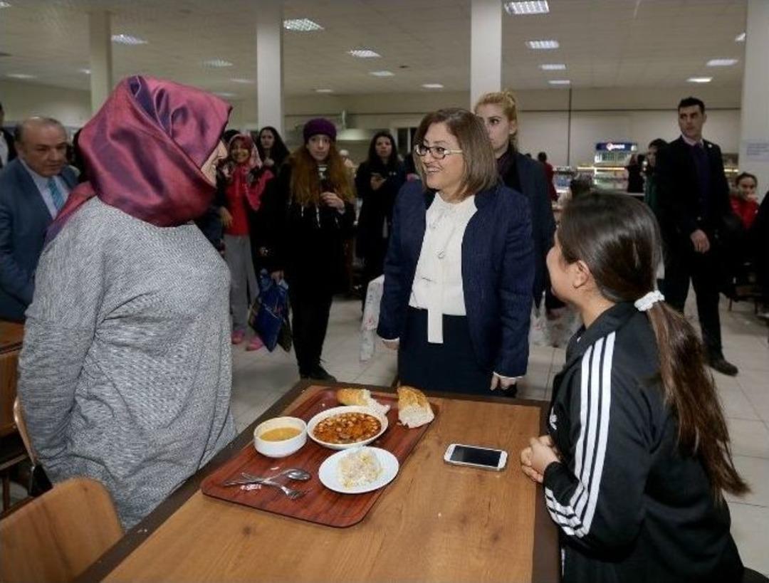 Başkan Şahin, Kız Yurtlarını Ziyaret Etti